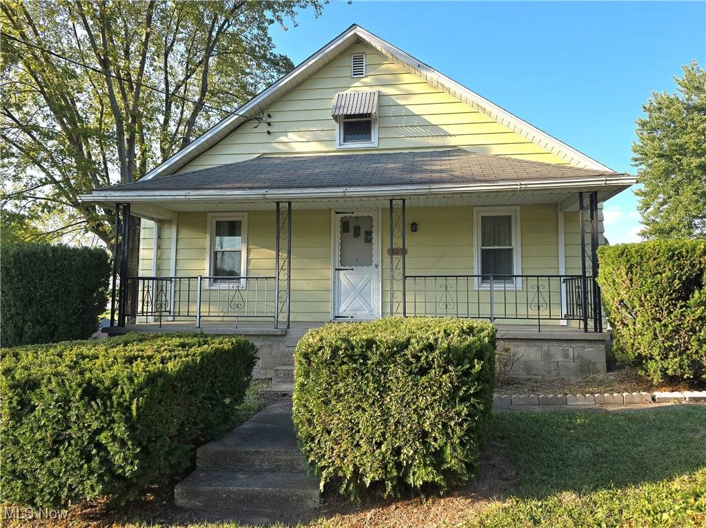Photo of 137 E King Street, Zanesville, OH 43701 (MLS # 5168260)