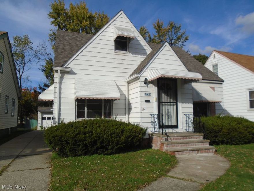 Beautiful 3 bedroom 1.5 bath Bungalow. Partially finished basement. Eat in kitchen. Freshly painted and ready for a new tenant.