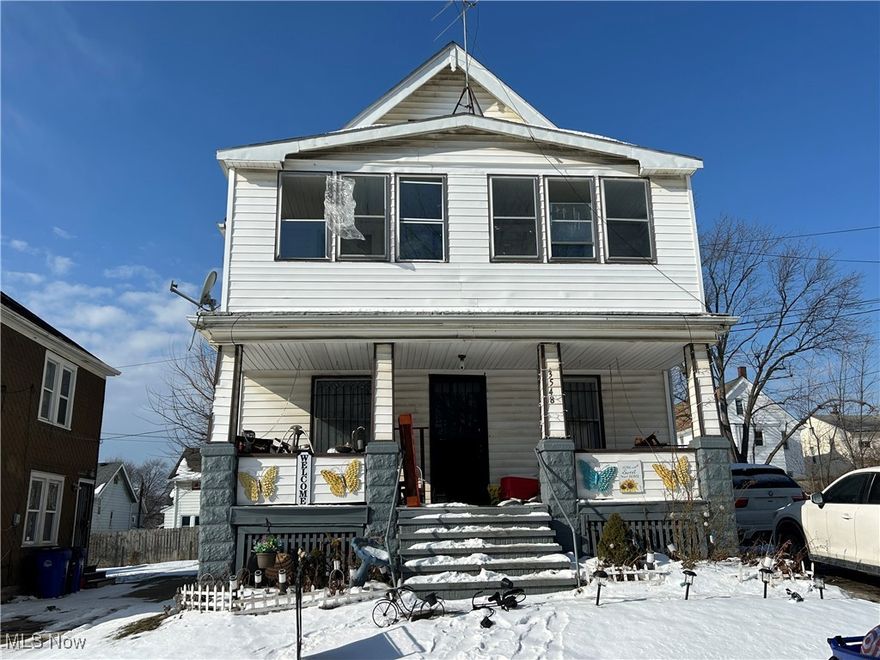 This is a typical 5 x 5 double, with two bedrooms, a living room, dining room, and kitchen in each unit. The tenants have been living in the property for over 5 years. There is a lot of stuff in the home.
Need 24 to 48hr notice to view this property