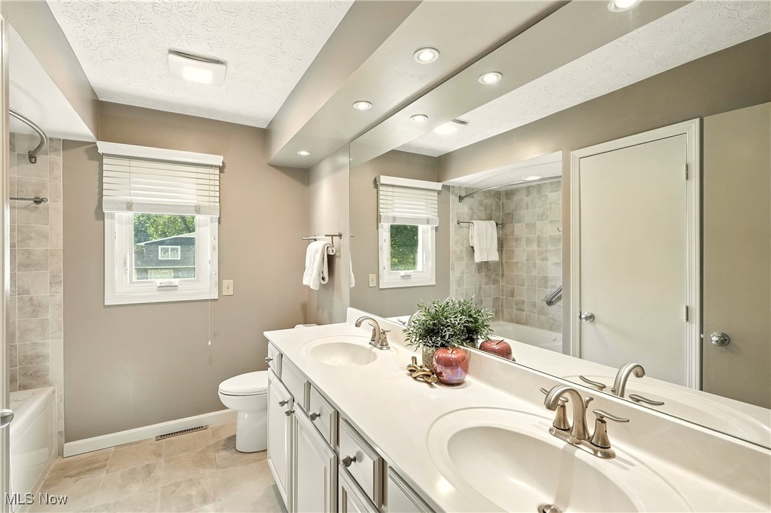 Fairlawn, Ohio 44333, United States, 4 Bedrooms Bedrooms, ,3 BathroomsBathrooms,Residential,Active,183550