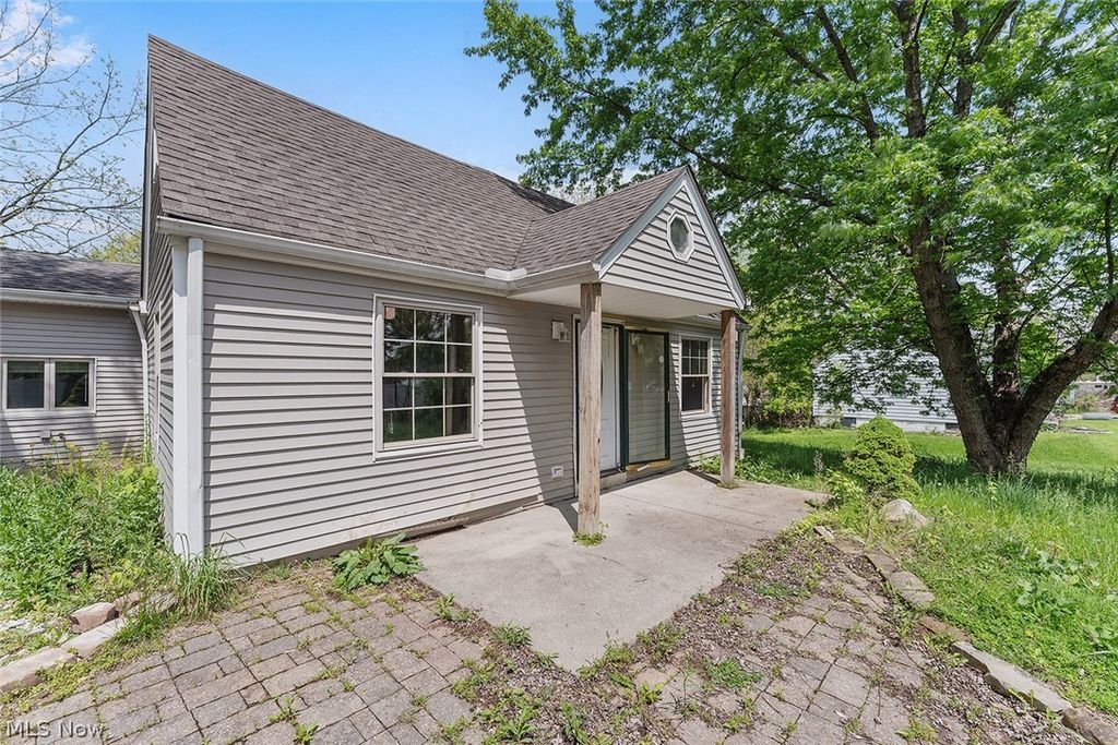 Photo of 23804 Blackburn Road, Oakwood, OH 44146 (MLS # 5212002)