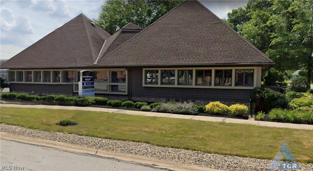 19X15 Unit Size
Includes all Utilities and Security
Office is Semi-Furnished with Walnut Desk and 3 Modern Chairs
Newer LED Lighting, Carpet and Internt
