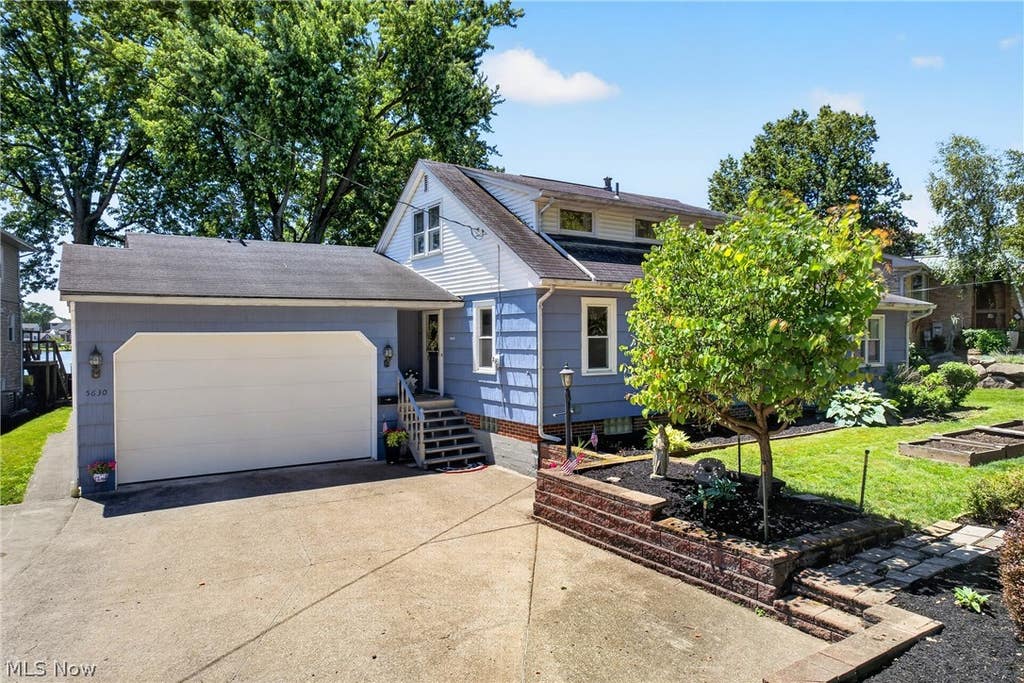 Photo of 5630 N Island Drive NW, Canton, OH 44718 (MLS # 5222569)