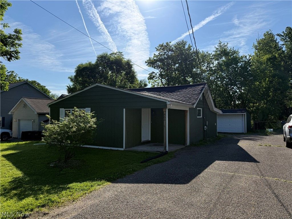 Photo of 865 East Boulevard, Aurora, OH 44202 (MLS # 5214405)
