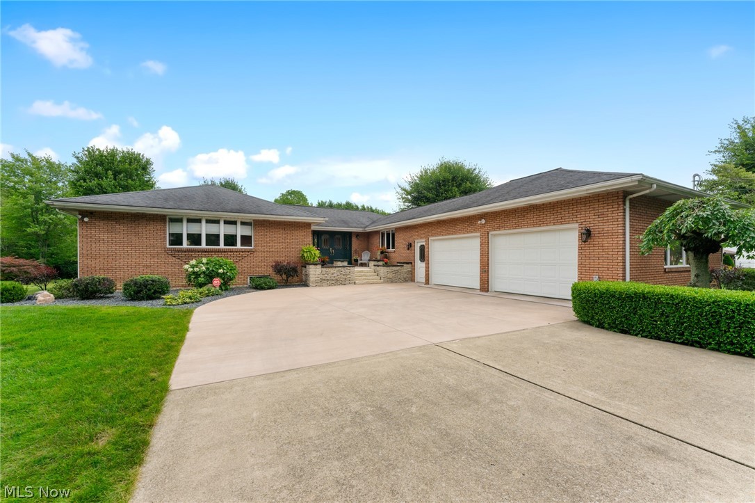 365 Sunset Drive, Brookfield, Ohio image 1