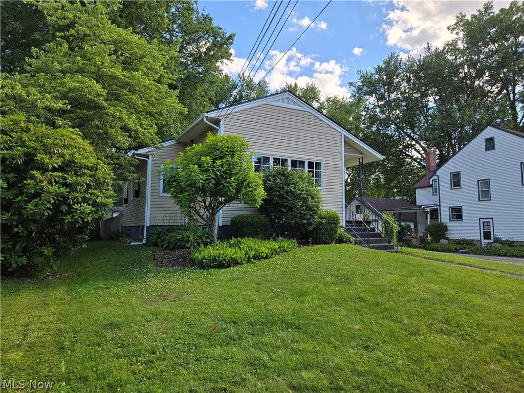 Photo of 122 E Central Avenue, Ravenna, OH 44266 (MLS # 5222088)