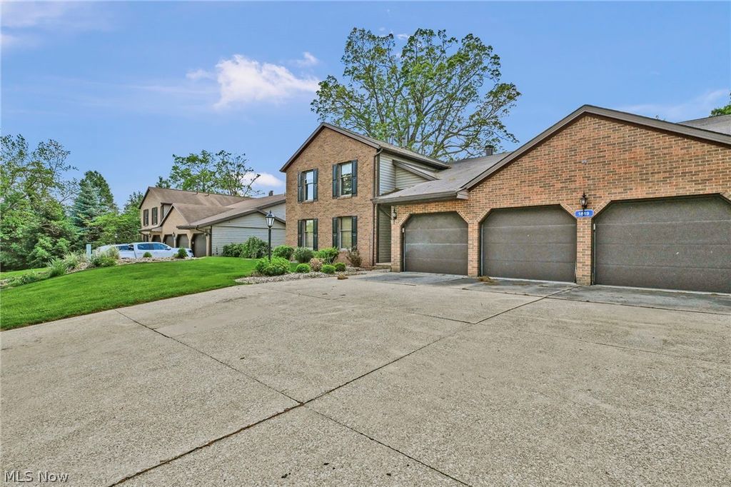 Photo of 1819 Harbour Circle NW, Canton, OH 44708 (MLS # 5212186)