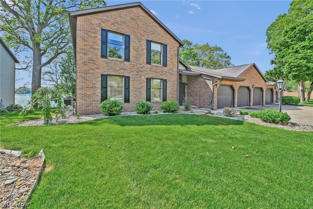 Photo of 1819 Harbour Circle NW, Canton, OH 44708 (MLS # 5212186)