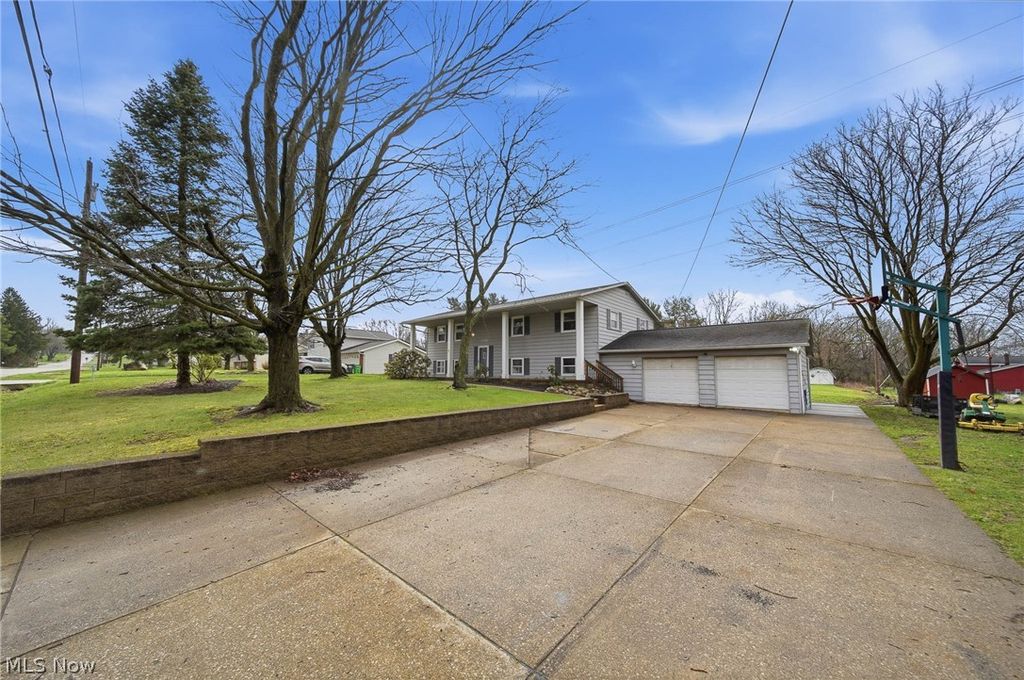 Photo of 3770 Dotwood Street NW, North Canton, OH 44720 (MLS # 5198393)