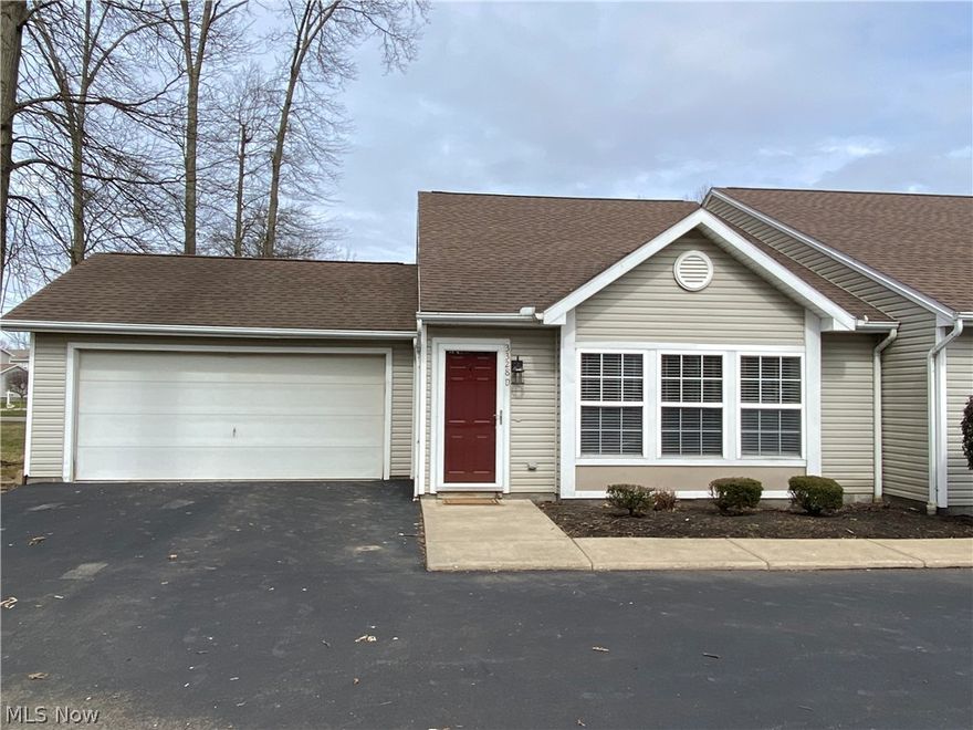 Nice 3 bedroom 2 full bath end unit condo with 2 car attached garage, great room with vaulted ceilings is open to the kitchen, 2 bedrooms and one full bath downstairs, upstairs is loft / 3rd bedroom and full bath with shower and jacuzzi tub, one year home warranty included ! , come see it before its gone....