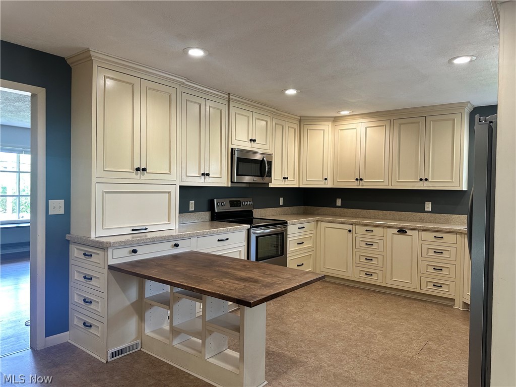 1704 Kenwood