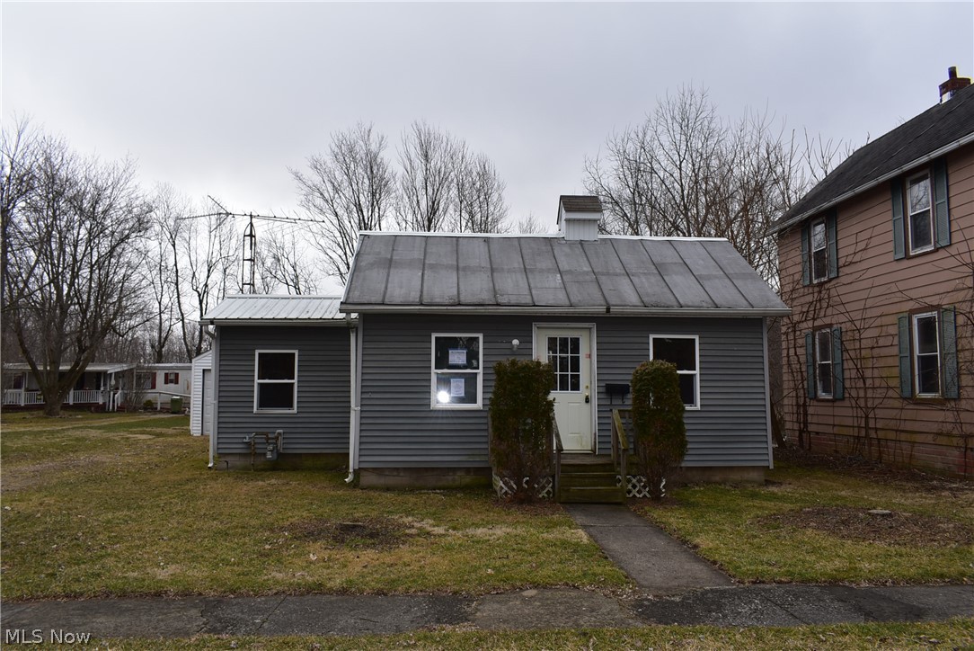 2 Bedroom Home in New London! Interior features include: One floor Living, Good Size Eat in Kitchen, Some Newer Cabinets in Kitchen, Hardwood Flooring in Living Room, Large Master Bedroom, Possible 3rd Bedroom, and More! Exterior Features Include: Large Back Yard, Garage, Shed, Vinyl Siding, Some Updated Windows, Some Roof Updates, and More! Case number 412-609766. HUD Homes are sold AS IS.