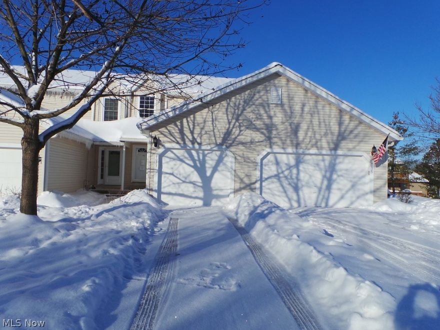 Two Bedroom Town Square Condo in Streetsboro.  Great open floor plan.  Lots of windows, finished lower lever for entertaining or additonal living space.
Sliders to private back deck.  Property sold AS IS.