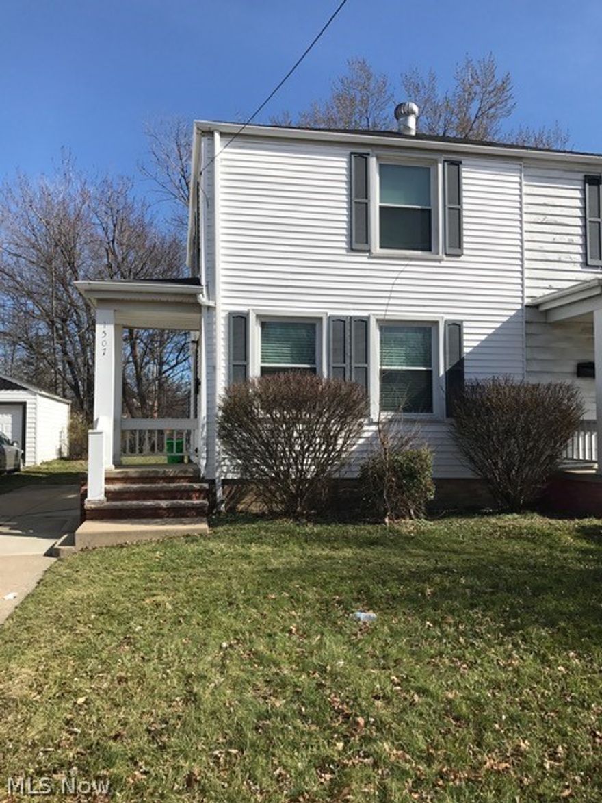 2 Bdrm 1 Bath Side-by-Side. Up-dated Bathroom. Deck. Basement.  No Appliances