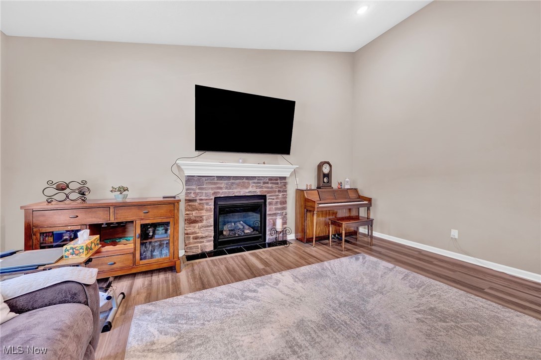 1236 Selena Grove, Uniontown, Ohio image 12