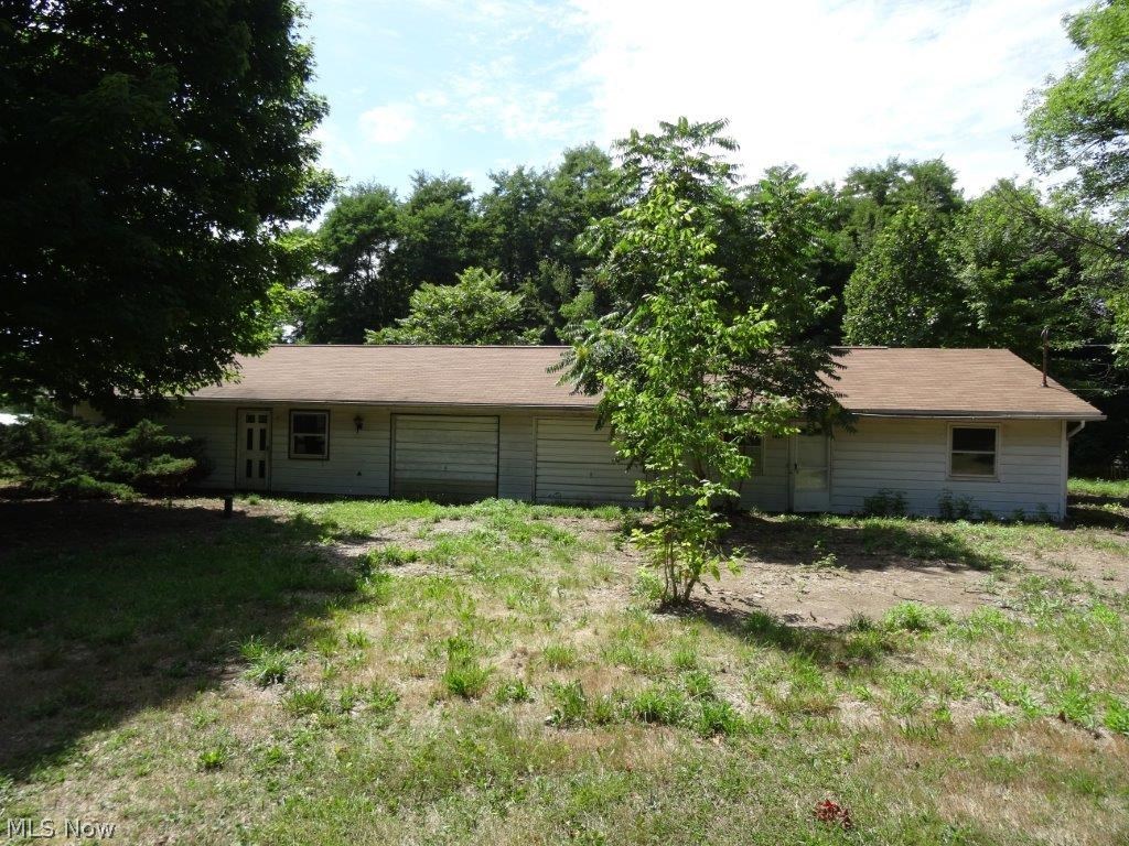 Investment opportunity! side by side twin-plex on 1.5 acres. each side is approx 900SF, with kitchen, dinette, living room, 2 bedrooms, 1 bath, 1 att garage.