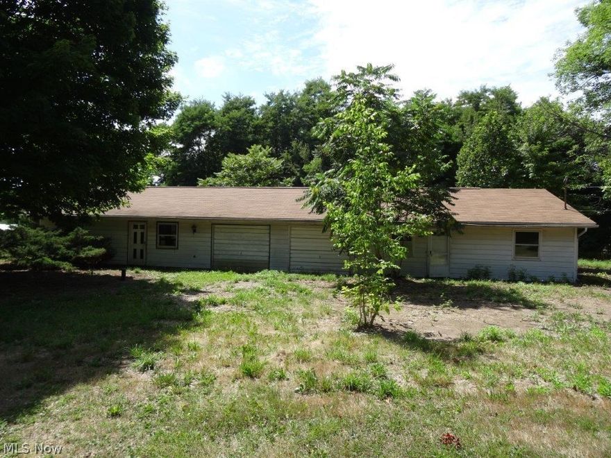 Investment opportunity!  side by side twin-plex on 1.5 acres.  each side is approx 900SF, with kitchen, dinette, living room, 2 bedrooms, 1 bath, 1 att garage.