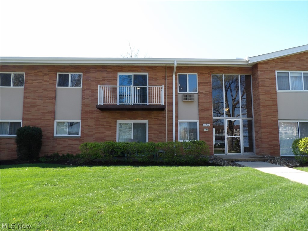 This is a "WoW"Condo! Where else in Brecksville/Broadview School System are you able to get in an updated condo at this monthly payment. It's a very nice kitchen, engineered pergo flooring throughout and an updated full bath. This one's really sharp. Also there's very nice newer double- payne windows too. This one has Parking for 2 cars. Do hurry!!