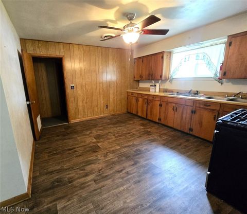 Tiny photo for 2411 Fairfax Street, Parkersburg, WV 26101 (MLS # 5209534)