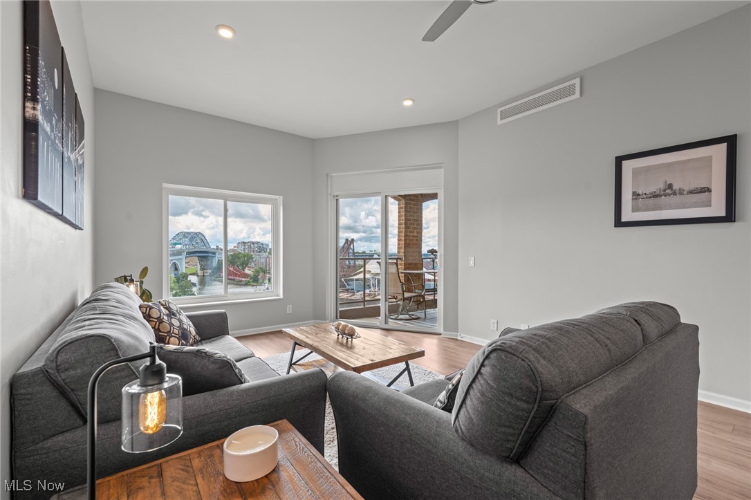 Cleveland, Ohio 44113, United States, 1 Bedroom Bedrooms, ,1 BathroomBathrooms,Residential,Contingent,200827