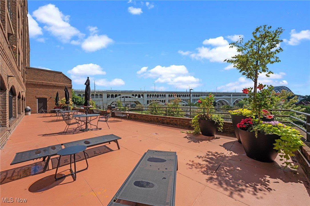 Cleveland, Ohio 44113, United States, 1 Bedroom Bedrooms, ,1 BathroomBathrooms,Residential,Contingent,200827