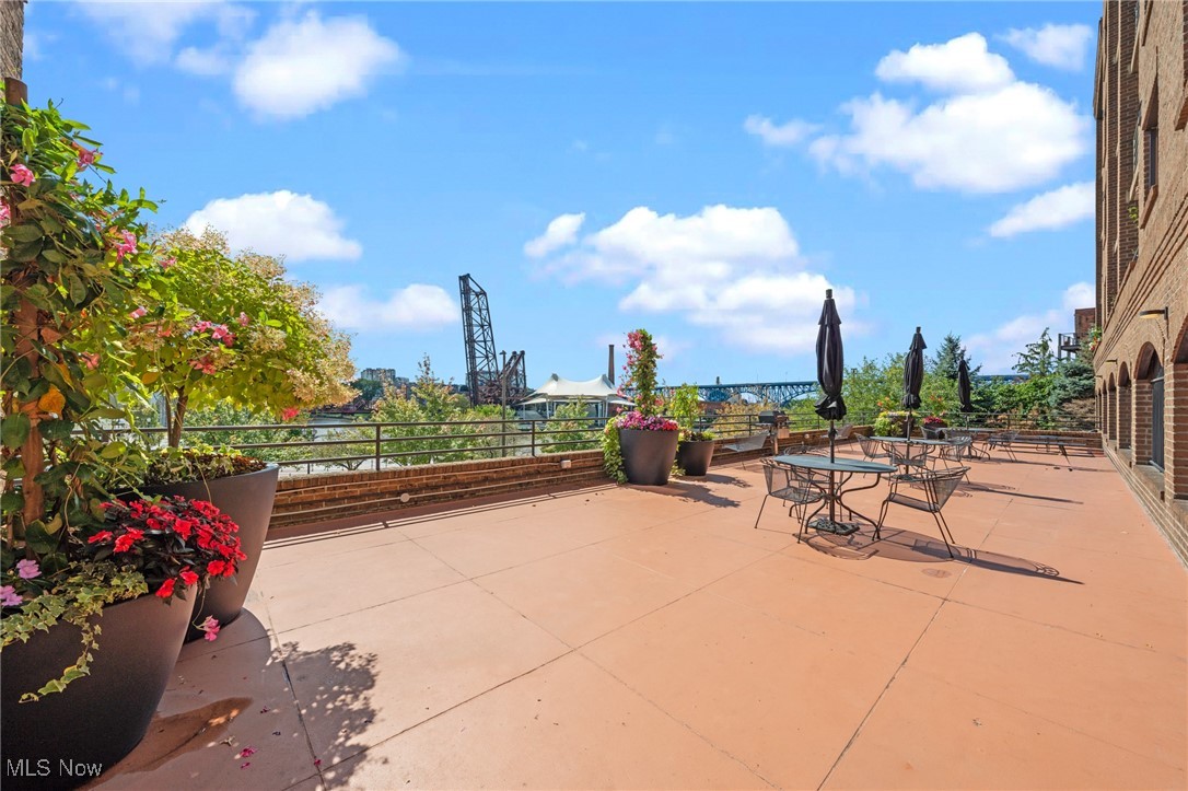 Cleveland, Ohio 44113, United States, 1 Bedroom Bedrooms, ,1 BathroomBathrooms,Residential,Contingent,200827