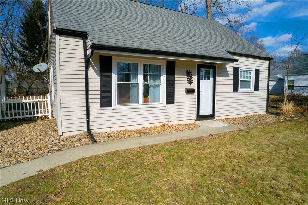 Photo of 1111 Center Avenue, Cuyahoga Falls, OH 44221 (MLS # 5188586)