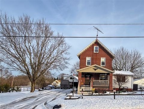 Photo of 1011 Pennsylvania Avenue, McDonald, OH 44437 (MLS # 5179936)