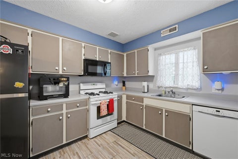 Tiny photo for 27069 Oakwood Circle #214W, Olmsted Township, OH 44138 (MLS # 5256331)