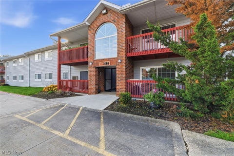 Photo of 27069 Oakwood Circle #214W, Olmsted Township, OH 44138 (MLS # 5256331)
