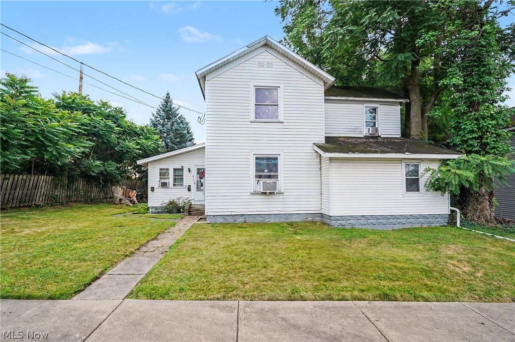 Photo of 17 Wilson Avenue, Girard, OH 44420 (MLS # 5226583)