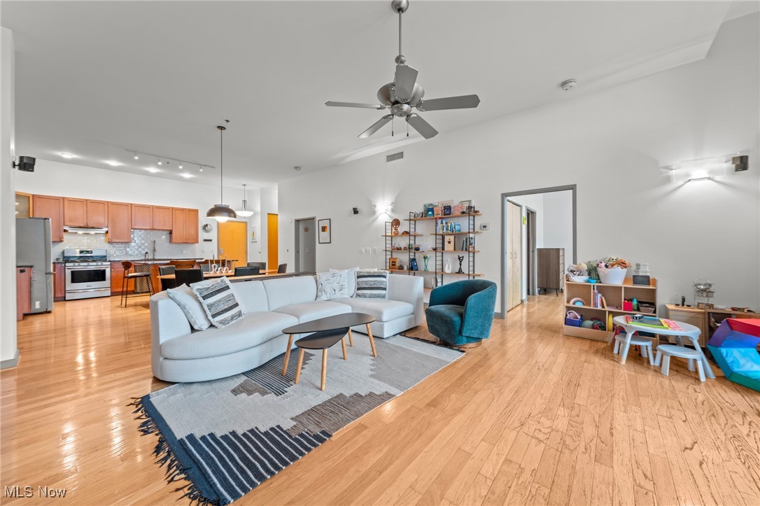 Cleveland, Ohio 44113, United States, 2 Bedrooms Bedrooms, ,2 BathroomsBathrooms,Residential,Active,240795