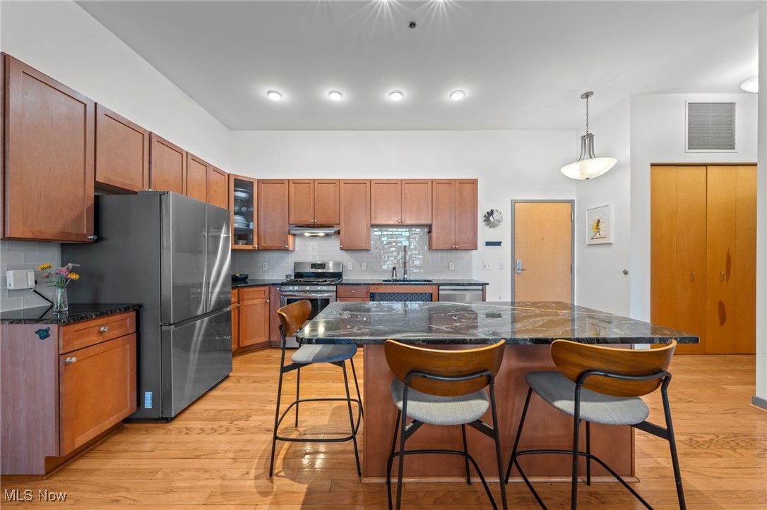 Cleveland, Ohio 44113, United States, 2 Bedrooms Bedrooms, ,2 BathroomsBathrooms,Residential,Active,240795