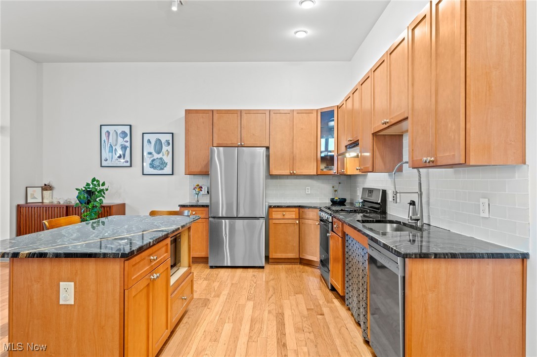 Cleveland, Ohio 44113, United States, 2 Bedrooms Bedrooms, ,2 BathroomsBathrooms,Residential,Active,240795