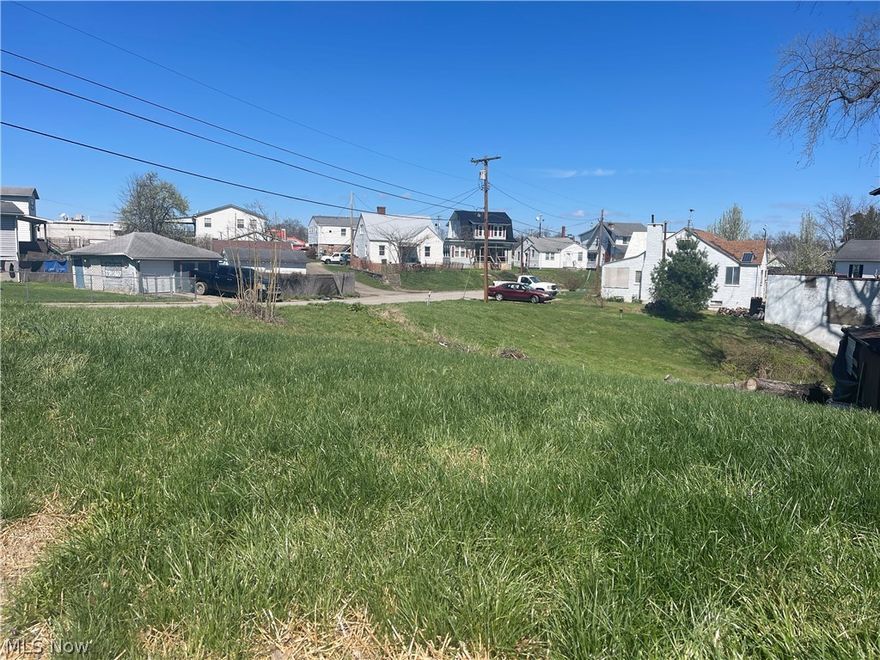 Looking for a quick build site with all utilities available? This may be the one.  Plop your home on this lot, make it yours or a rental! Call soon and make it yours.