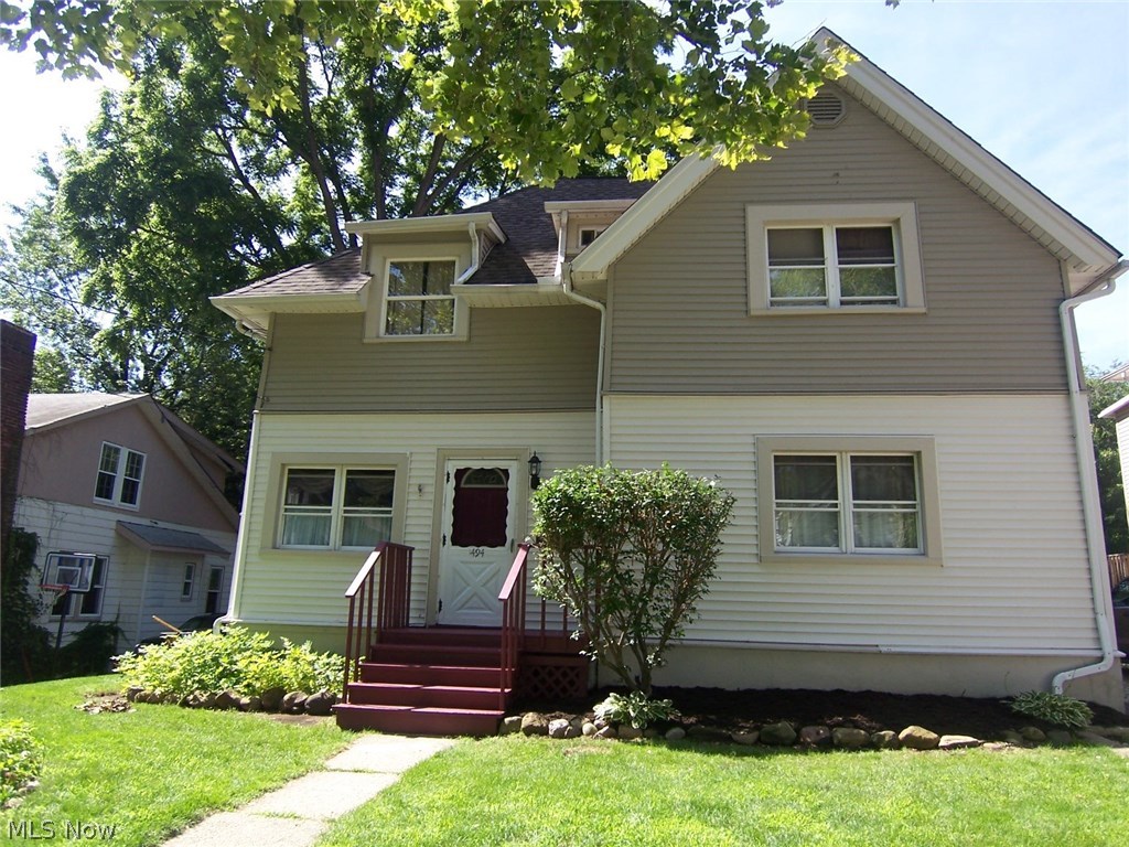 Spacious home for immediately occupancy in Goodyear Heights. Near schools and park. Featuring one of a kind carved banister, fireplace, and much more.
Formal dining room with newer laminated floor, updated kitchen, detached garage.
Newer roof, siding and windows.
Option to lease purchase or straight purchase.