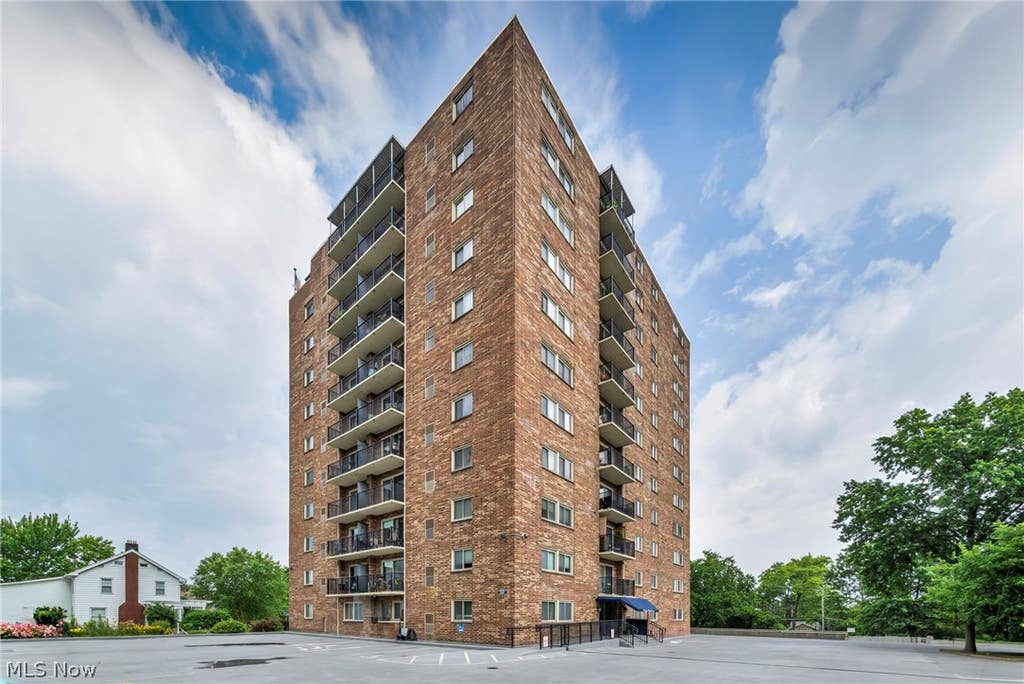 Photo of 15555 Hilliard Road #504, Lakewood, OH 44107 (MLS # 5225600)
