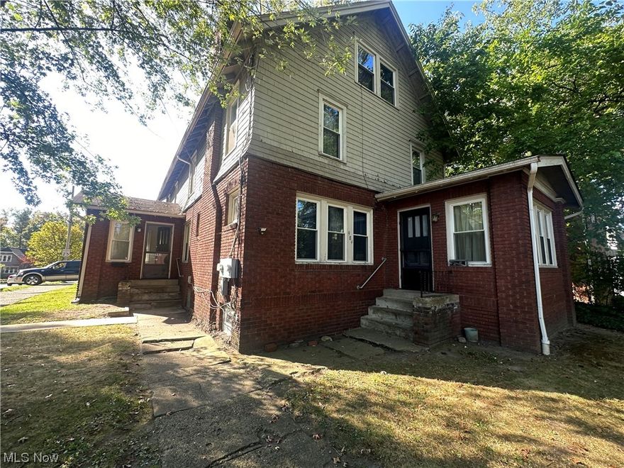 Fully occupied 2 unit.  Super spacious with each unit sporting over 1880 sq. ft. each.
Dual Streams of income from one property. 
Currently occupied with reliable positive cash flow. 
Great investment opportunity, one side is currently under market rent.