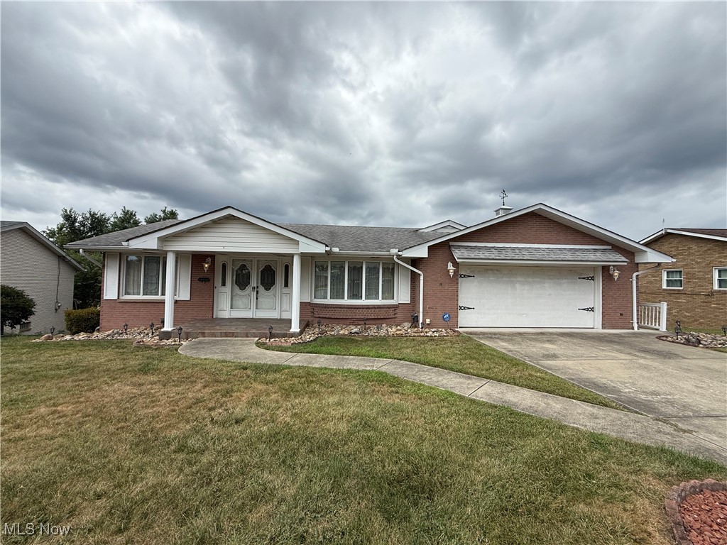 Beautiful Brock ranch on the sought after Braybarton Blvd, this home welcomes you with a double door entry into an open foyer that takes you into a sunken living room. From the foyer you are also taken to a formal living room that connects to the kitchen. Off the kitchen is a breakfast area with double doors onto a private deck. Off the kitchen is also a family room with a wet bar. The main level features a master bedroom with en suite 2 other bedrooms and a second full bath. The lower level is finished with a second bar and access to a covered patio