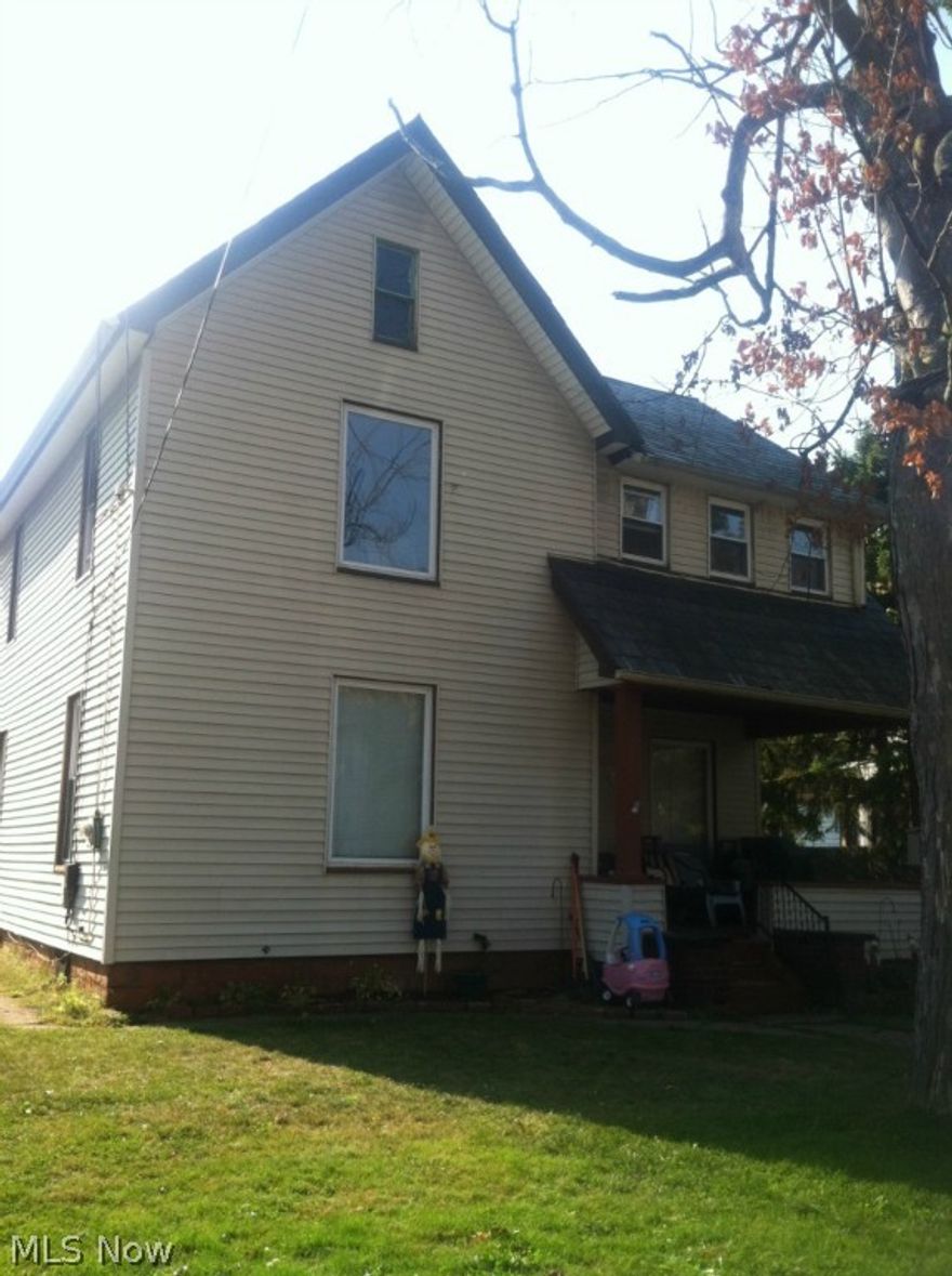 Spacious one bedroom with private deck. Large fully applianced kitchen, good size bedroom with extra large closet space. Move in ready.