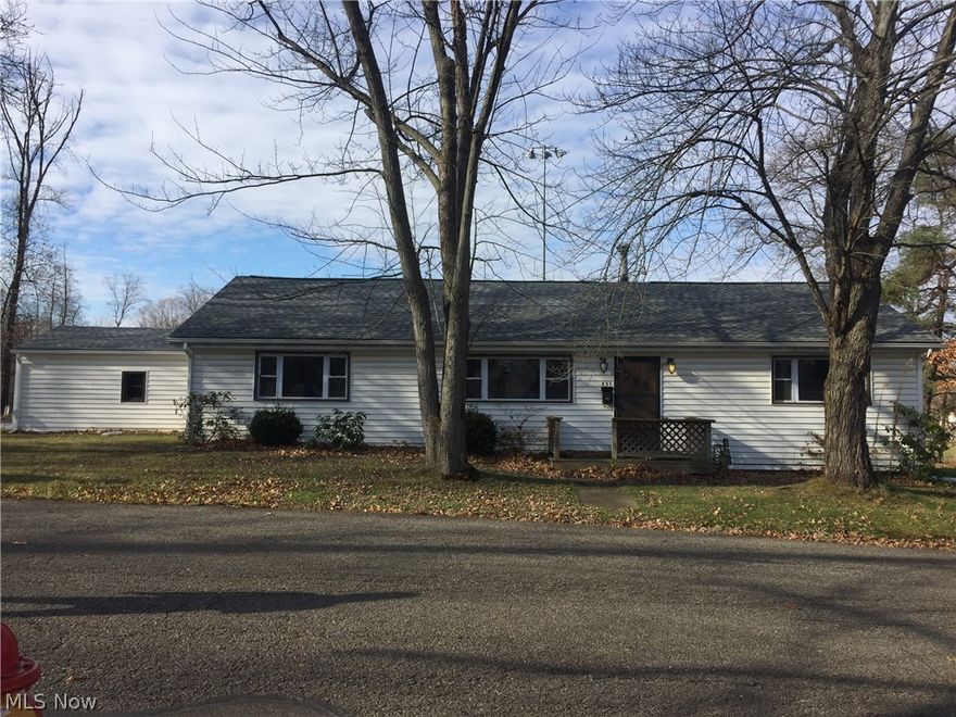 3 bedroom, 1 bathroom ranch with finished basement! Looking for savvy investor or owner to remodel! Large yard. Great location near park! Perry Schools!