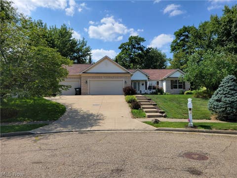 Homes For Sale - 1121 Aubrey Circle<br/> Louisville, OH 44641