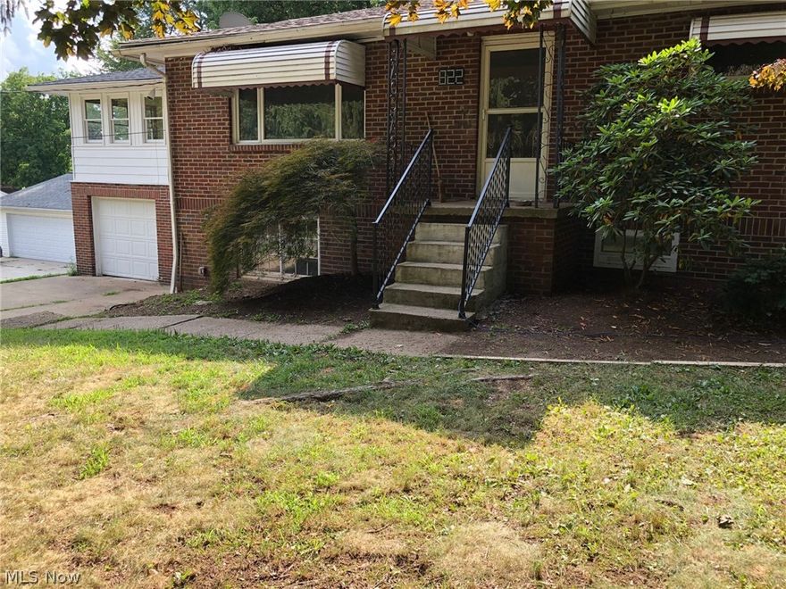 Welcome to 822 Westview Dr, this home you have to see! 4 bedrooms on the first floor, hardwood floors through out, a huge kitchen with a sun room attached. The basement is partially finished and adds an additional 500 squre feet of living space. Walk outside to your huge backyard and enjoy the summer evenings, call today for a private showing!
Roof 08' Electric 15' Plumbing 15' Furnace 15' A/C serviced 18'