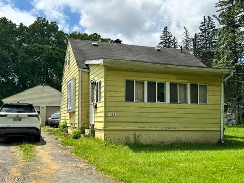 Homes For Sale - 1315 Crumrine Street<br/> Youngstown, OH 44505