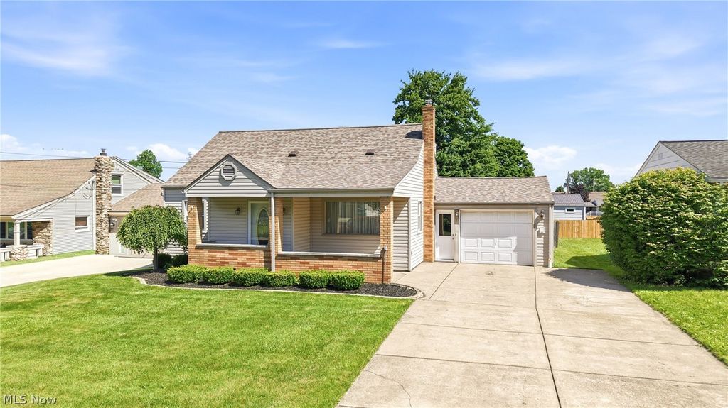 Photo of 245 Manor Avenue, Struthers, OH 44471 (MLS # 5206765)