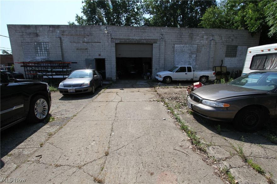 5848 SF Industrial Warehouse with 2 cranes high ceilings. Great for Machine Shop, Warehouse space, Auto Repair, etc. Priced for FAST SALE!