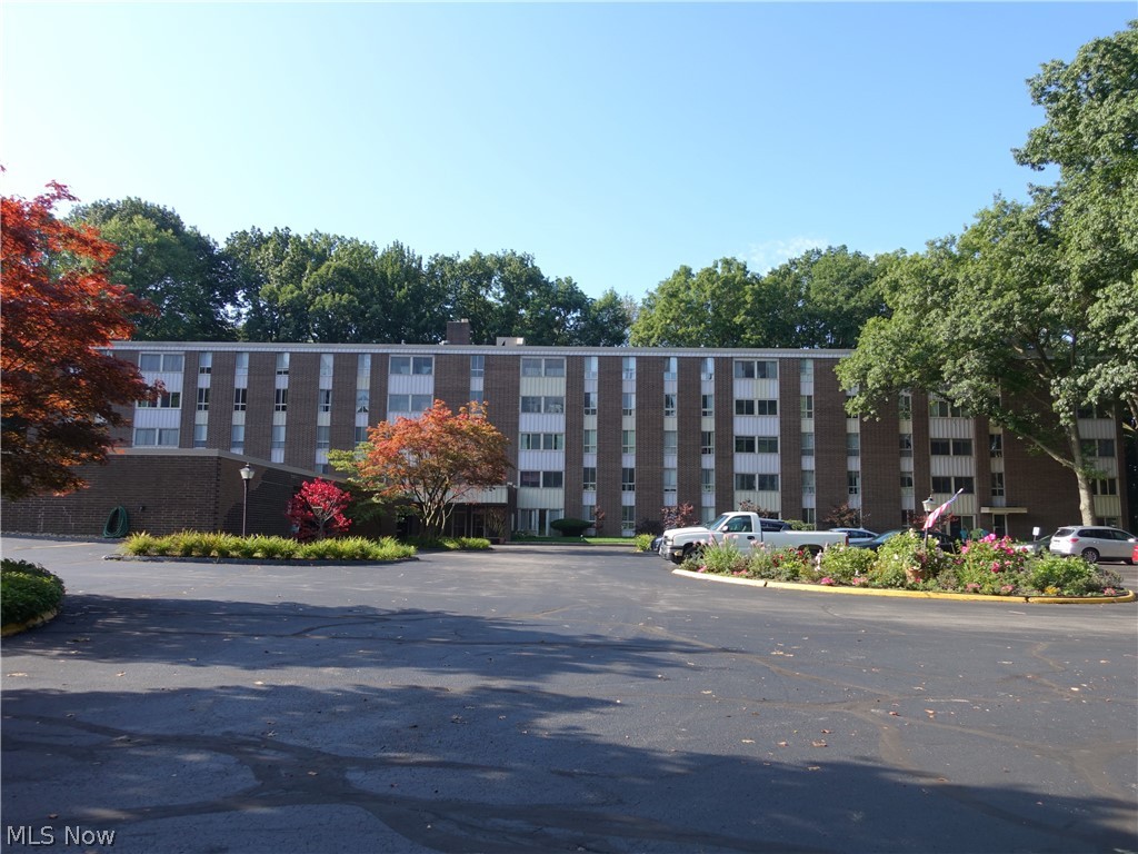 Open floor plan in this 3 bedroom, 2 full bath condo with views of Adell Durbin Park. Updated eat in kitchen features beautiful Kraft Maid maple cabinetry with pull out and soft close drawers. New refrigerator- 2014. Spacious living and dining room combination with nice 3 season sunroom. Master bedroom offers 2 large closets and full bath with walk in shower. Updated electric panel. Garage space # 133, storage unit #4.
Silver Lake Towers offers total maintenance free, resort living. Monthly maintenance fee covers ALL utilities even cable, use of the exercise room and outdoor heated pool. Never shovel snow again!