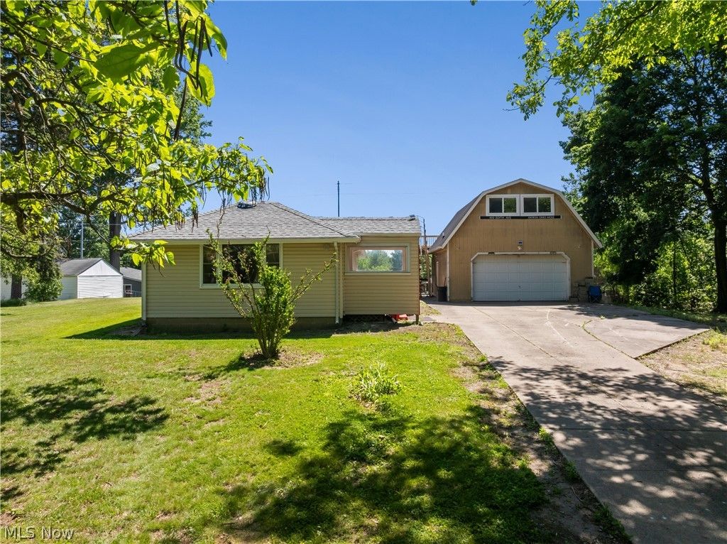 Photo of 409 Edith Avenue, Akron, OH 44312 (MLS # 5212814)