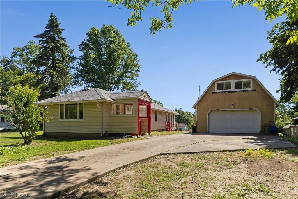 Photo of 409 Edith Avenue, Akron, OH 44312 (MLS # 5212814)