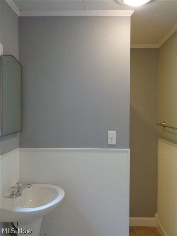 Main image without alt text